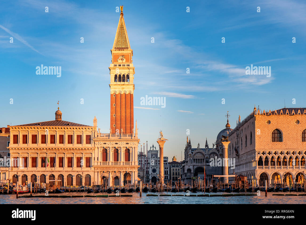 Viste del Campanile di San Marco e il Palazzo Ducale a Venezia presso sunrise. Da una serie di foto di viaggio in Italia. Data foto: Lunedì, 11 febbraio 201 Foto Stock