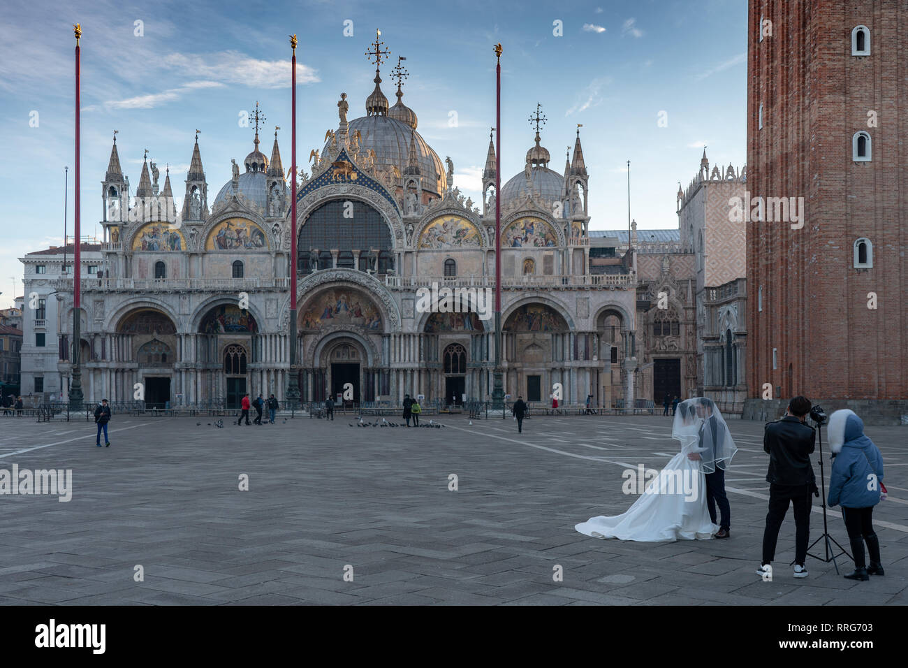 Una vista generale di un matrimonio giovane aventi le loro foto in Piazza San Marco a sunrise di Venezia. Da una serie di foto di viaggio in Italia. Foto d Foto Stock