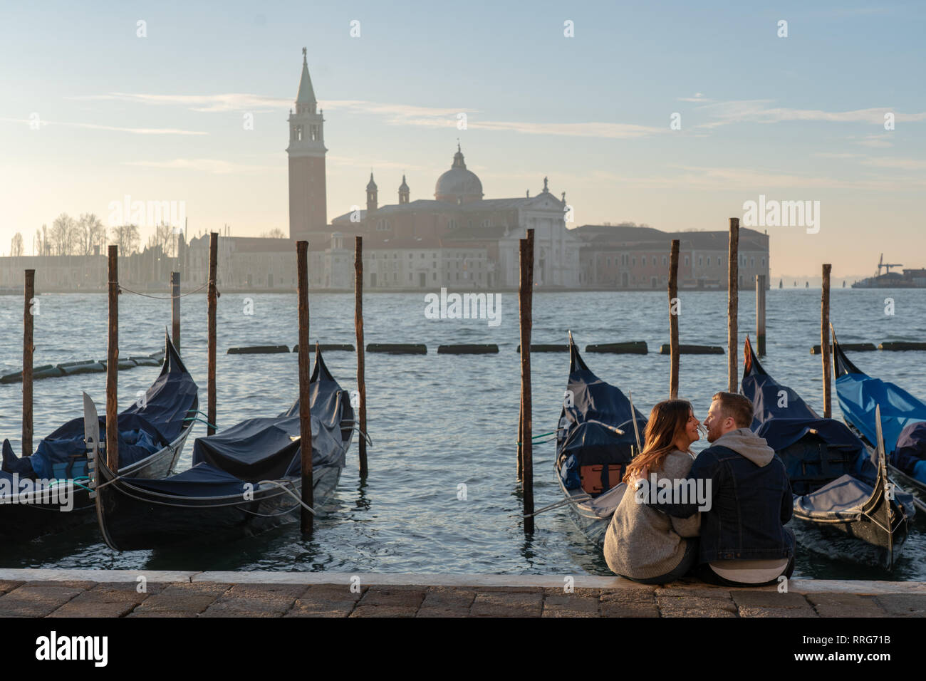 Un giovane che abbraccia dall'acqua di Venezia. Da una serie di foto di viaggio in Italia. Foto Data: martedì 12 febbraio, 2019. Foto: Roger Garfield/Alam Foto Stock