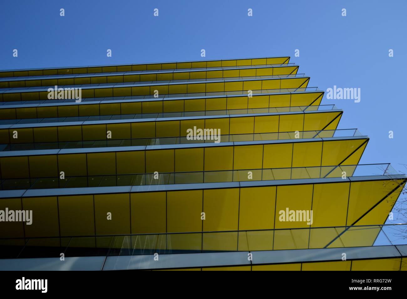 Balcone di vetro giallo dell'edificio sulla Angel Lane, City of london Foto Stock