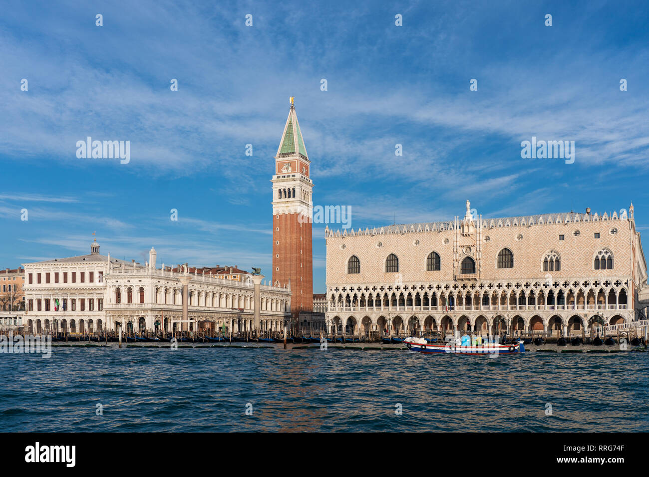 Viste del Campanile di San Marco e il Palazzo Ducale a Venezia. Da una serie di foto di viaggio in Italia. Data foto: Lunedì 11 Febbraio, 2019. Foto: R Foto Stock