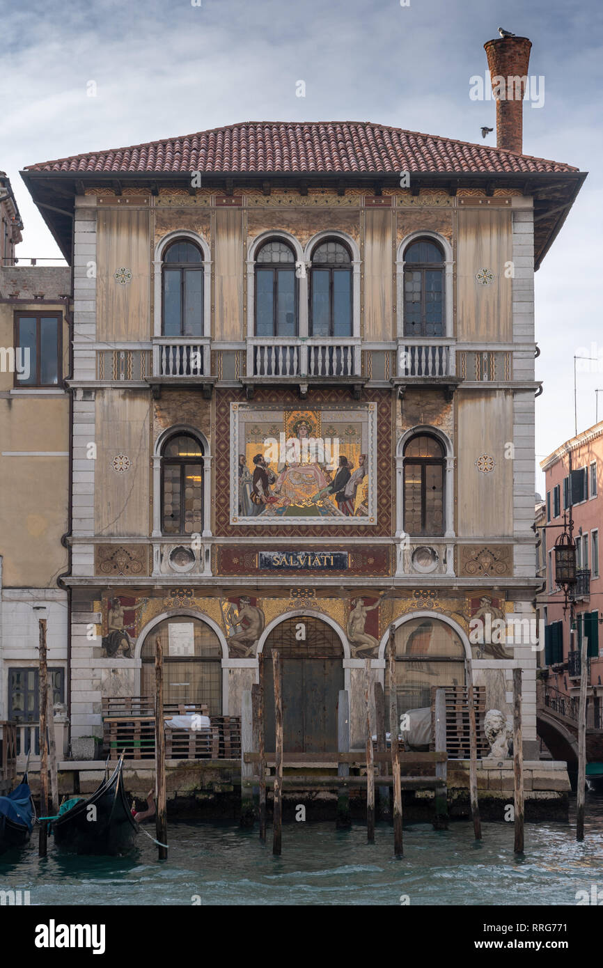 La facciata del Palazzo Salviati (1924), casa della famosa vetrai, a Venezia. Da una serie di foto di viaggio in Italia. Foto Data: martedì, F Foto Stock