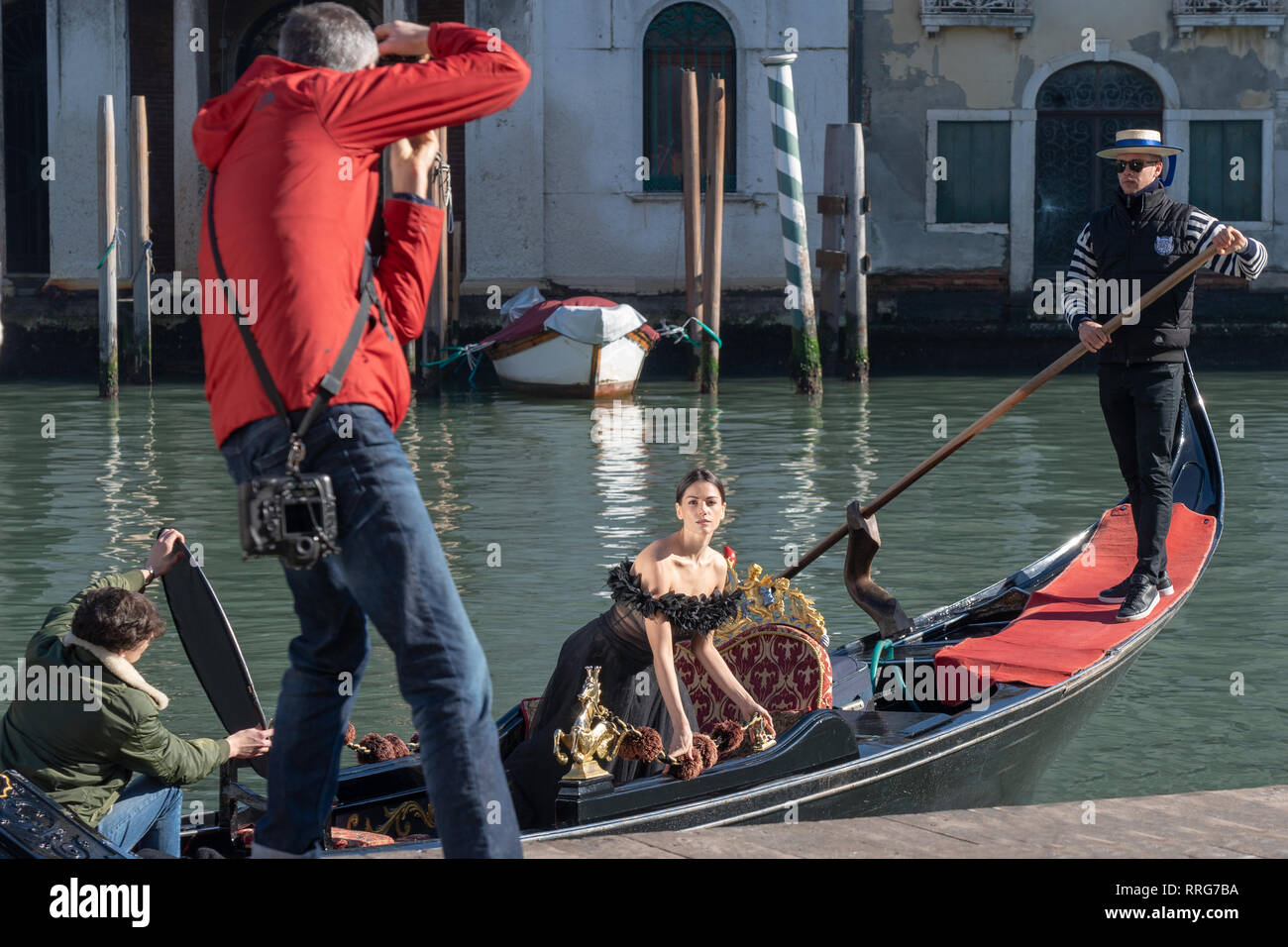 Un modello avente la sua foto scattata su una gondola a Venezia. Da una serie di foto di viaggio in Italia. Foto Data: martedì 12 febbraio, 2019. Foto: Roger G Foto Stock
