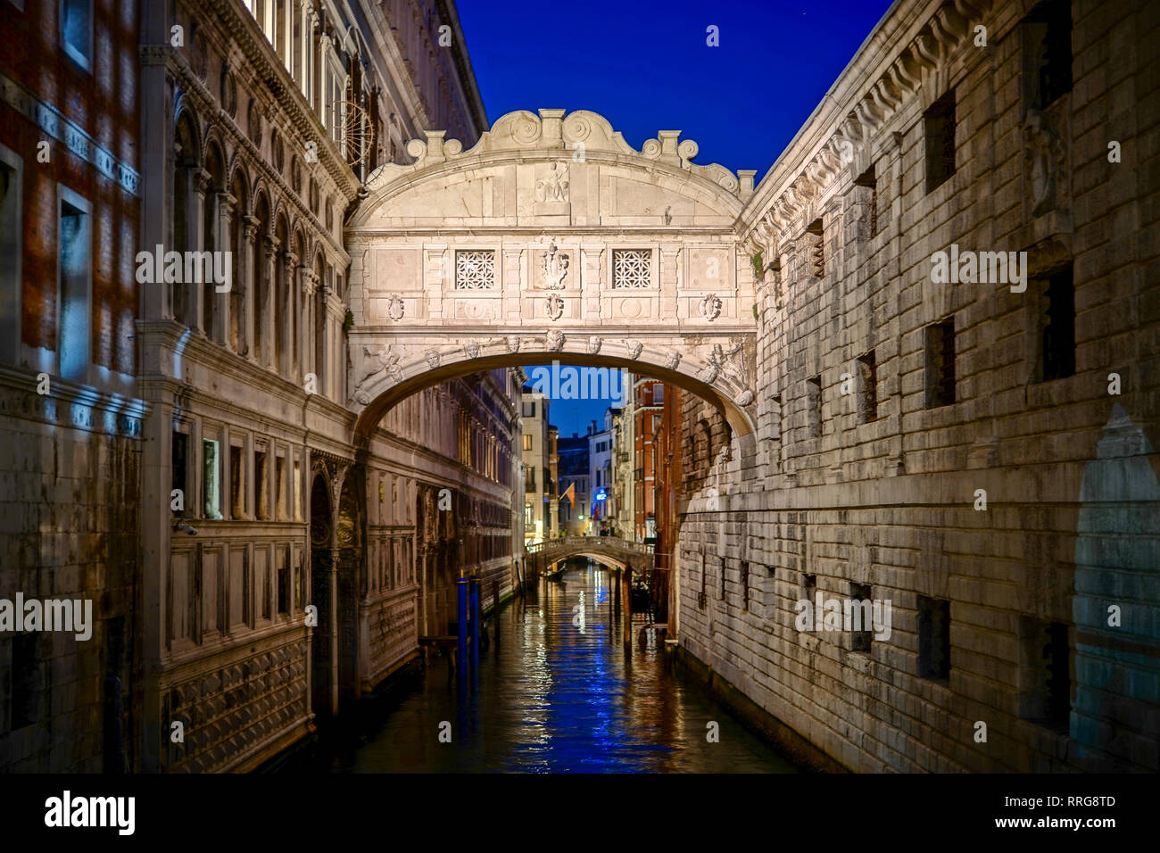 Il Ponte dei Sospiri di notte a Venezia. Da una serie di foto di viaggio in Italia. Data foto: Lunedì 11 Febbraio, 2019. Foto: Roger Garfield/Alamy Foto Stock