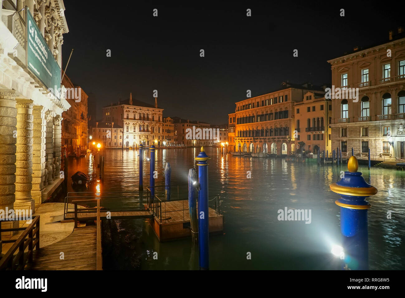 Una veduta di Venezia di notte. Da una serie di foto di viaggio in Italia. Foto Data: Domenica, 10 febbraio 2019. Foto: Roger Garfield/Alamy Foto Stock