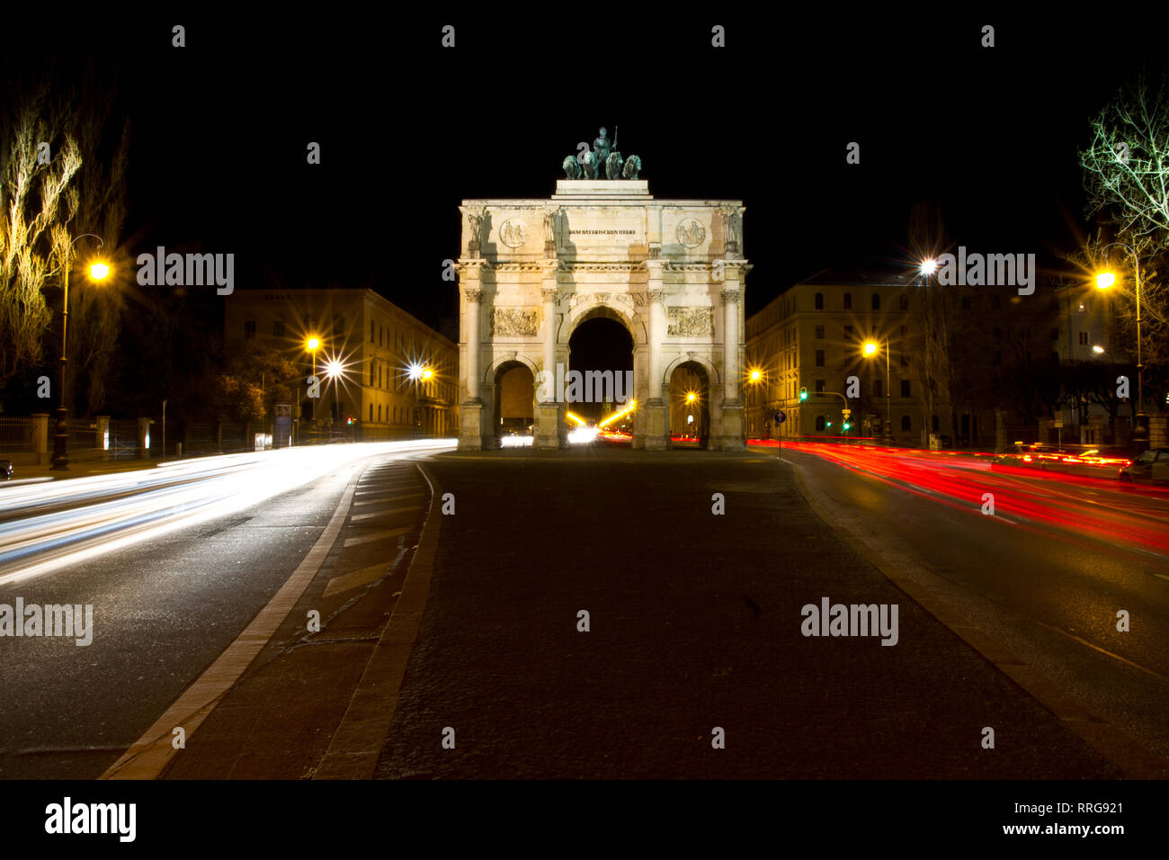 Il Siegestor - Porta Vittoria di Monaco di Baviera è una a tre archi arco trionfale coronato da una statua della Baviera con un leone-quadriga Foto Stock