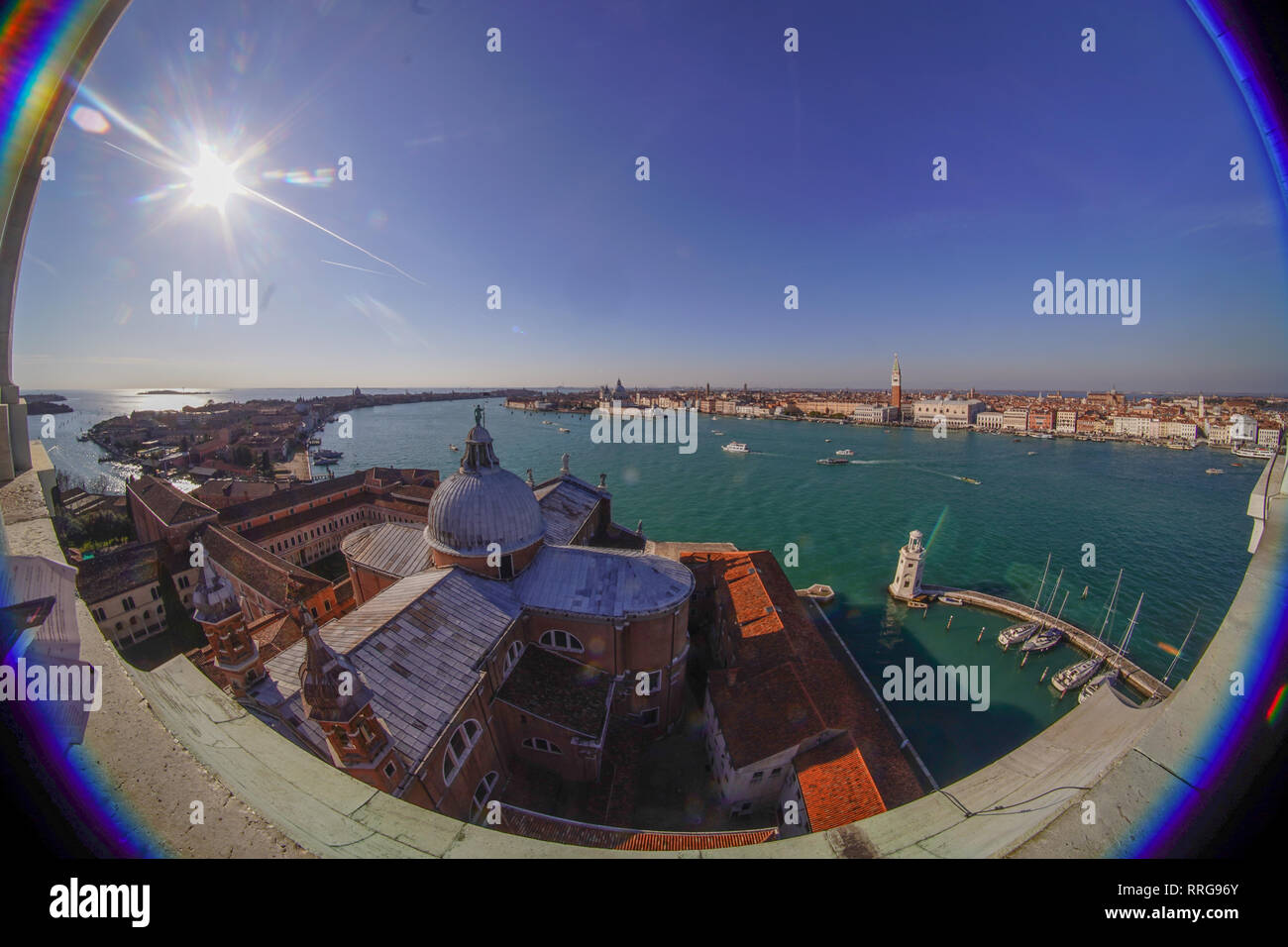 Una vista fisheye di Venezia prese dal campanile della chiesa del Santissimo Redentore. Da una serie di foto di viaggio in Italia. Data foto: Mer Foto Stock