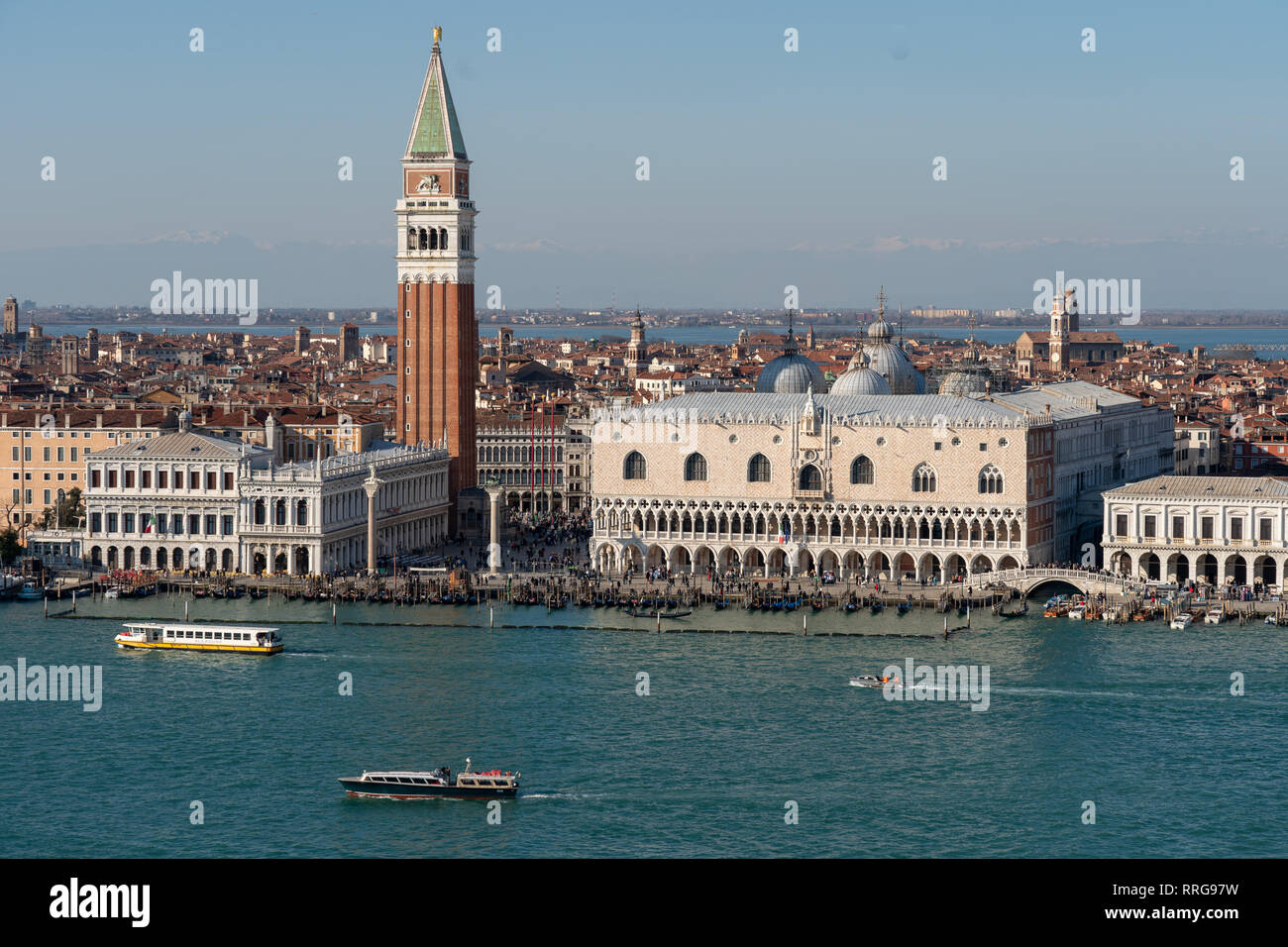 Viste del Campanile di San Marco e il Palazzo Ducale preso dal campanile della chiesa del Santissimo Redentore di Venezia. Da una serie di tra Foto Stock