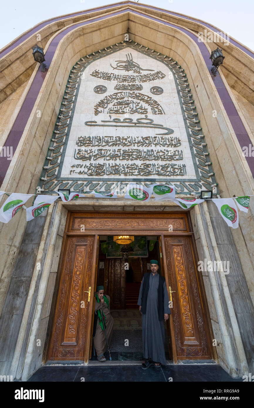 I sufi di uomini in piedi la Maruf al-Karkhi Moschea Sufi, Baghdad, Iraq, Medio Oriente Foto Stock