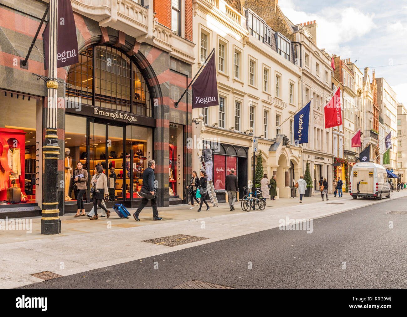 New Bond Street a Mayfair, con i suoi eleganti negozi e marchi di lusso di Londra, Inghilterra, Regno Unito, Europa Foto Stock