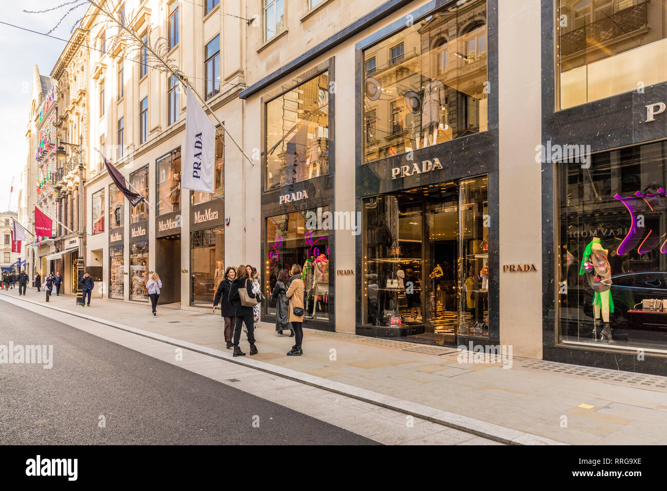 Old Bond Street a Mayfair, con i suoi negozi di lusso ed eleganti marchi, London, England, Regno Unito, Europa Foto Stock