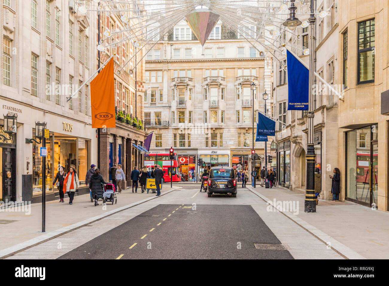 Old Bond Street a Mayfair, con i suoi negozi di lusso ed eleganti marchi, London, England, Regno Unito, Europa Foto Stock