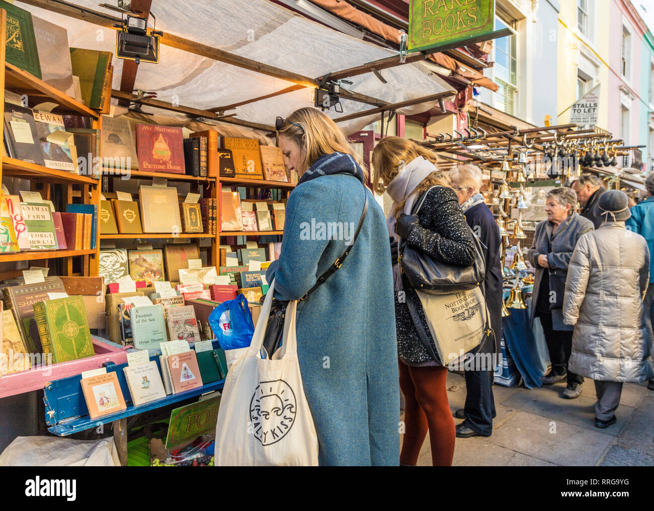La gente in un antico libro in stallo al Mercato di Portobello Road a Notting Hill, Londra, Inghilterra, Regno Unito, Europa Foto Stock