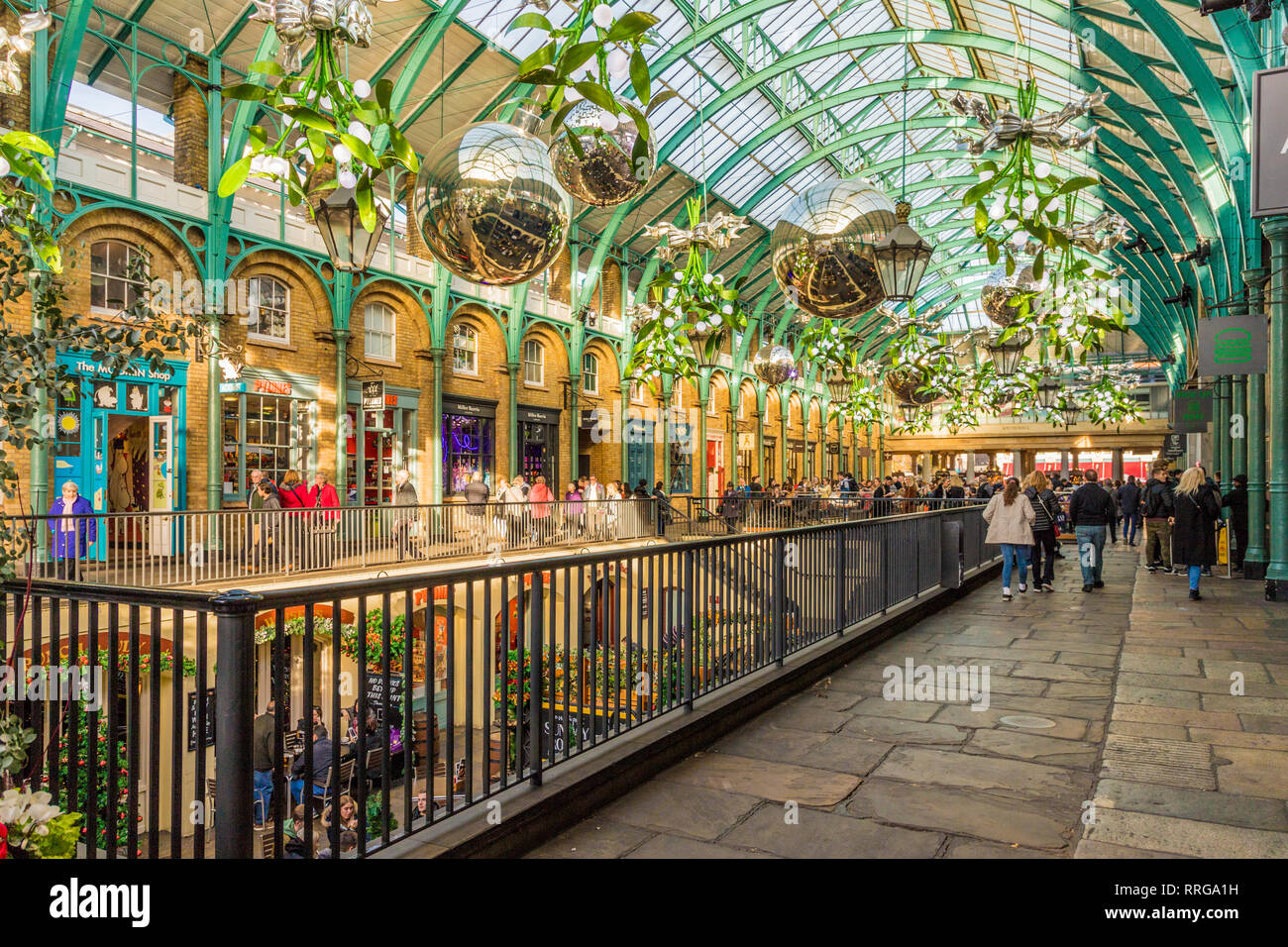 Natale nel mercato di Covent Garden di Londra, Inghilterra, Regno Unito, Europa Foto Stock