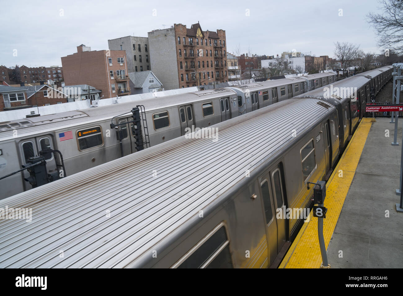 I treni della metropolitana entrare e lasciare l'elevata Kings Highway in stazione in Midwood quartiere di Brooklyn, New York. Foto Stock