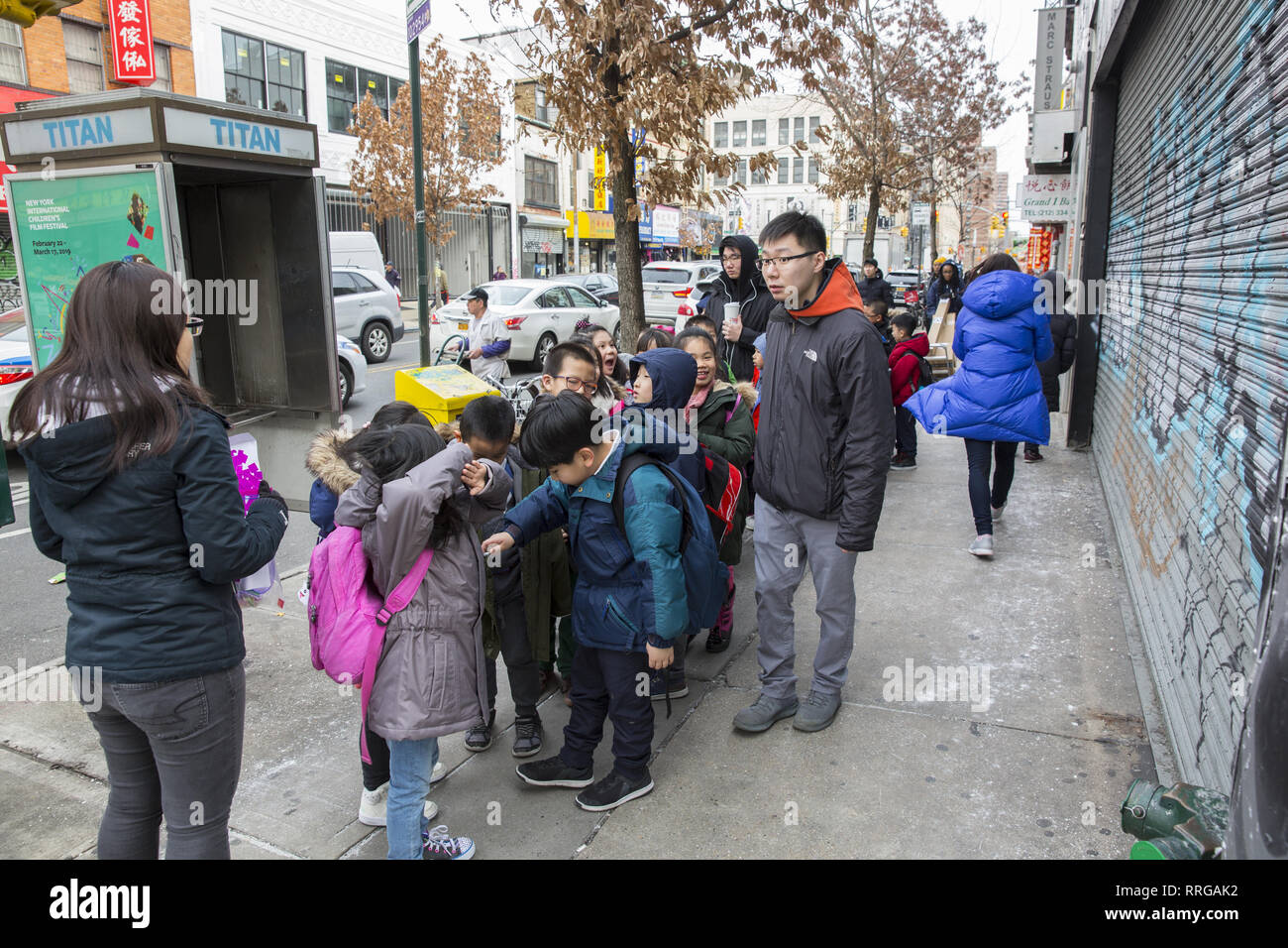 Scuola elementare di classe sulla strada per una gita a Chinatown, Manhattan, New York City. Foto Stock