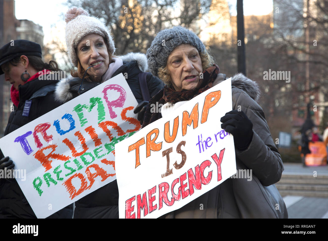 I dimostranti fuori in Manhattan a Union Square di protesta dopo la Trump annuncio che avrebbe una chiamata di emergenza nazionale per ottenere la sua frontiera muro costruito. Foto Stock