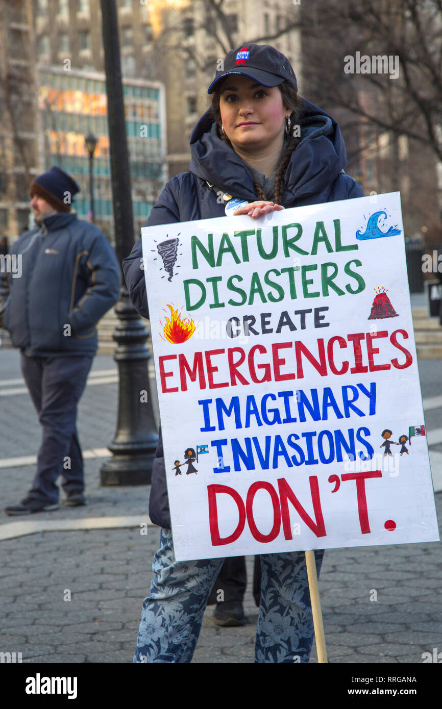 I dimostranti fuori in Manhattan a Union Square di protesta dopo la Trump annuncio che avrebbe una chiamata di emergenza nazionale per ottenere la sua frontiera muro costruito. Foto Stock