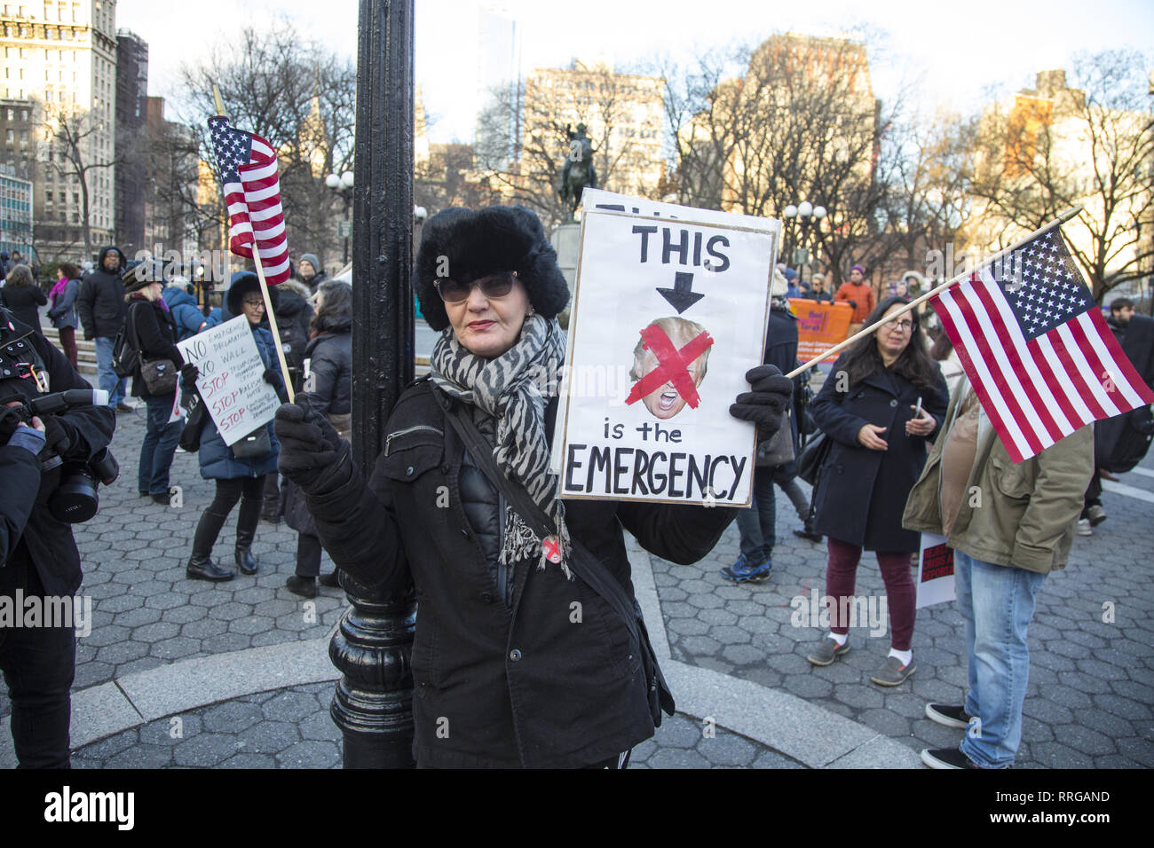I dimostranti fuori in Manhattan a Union Square di protesta dopo la Trump annuncio che avrebbe una chiamata di emergenza nazionale per ottenere la sua frontiera muro costruito. Foto Stock