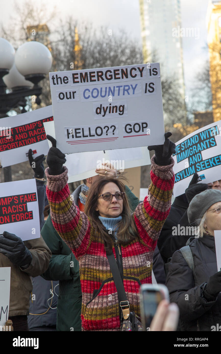 I dimostranti fuori in Manhattan a Union Square di protesta dopo la Trump annuncio che avrebbe una chiamata di emergenza nazionale per ottenere la sua frontiera muro costruito. Foto Stock