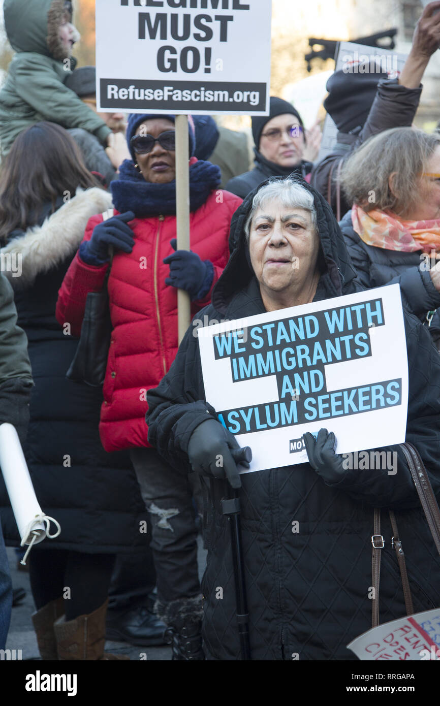 I dimostranti fuori in Manhattan a Union Square di protesta dopo la Trump annuncio che avrebbe una chiamata di emergenza nazionale per ottenere la sua frontiera muro costruito. Foto Stock