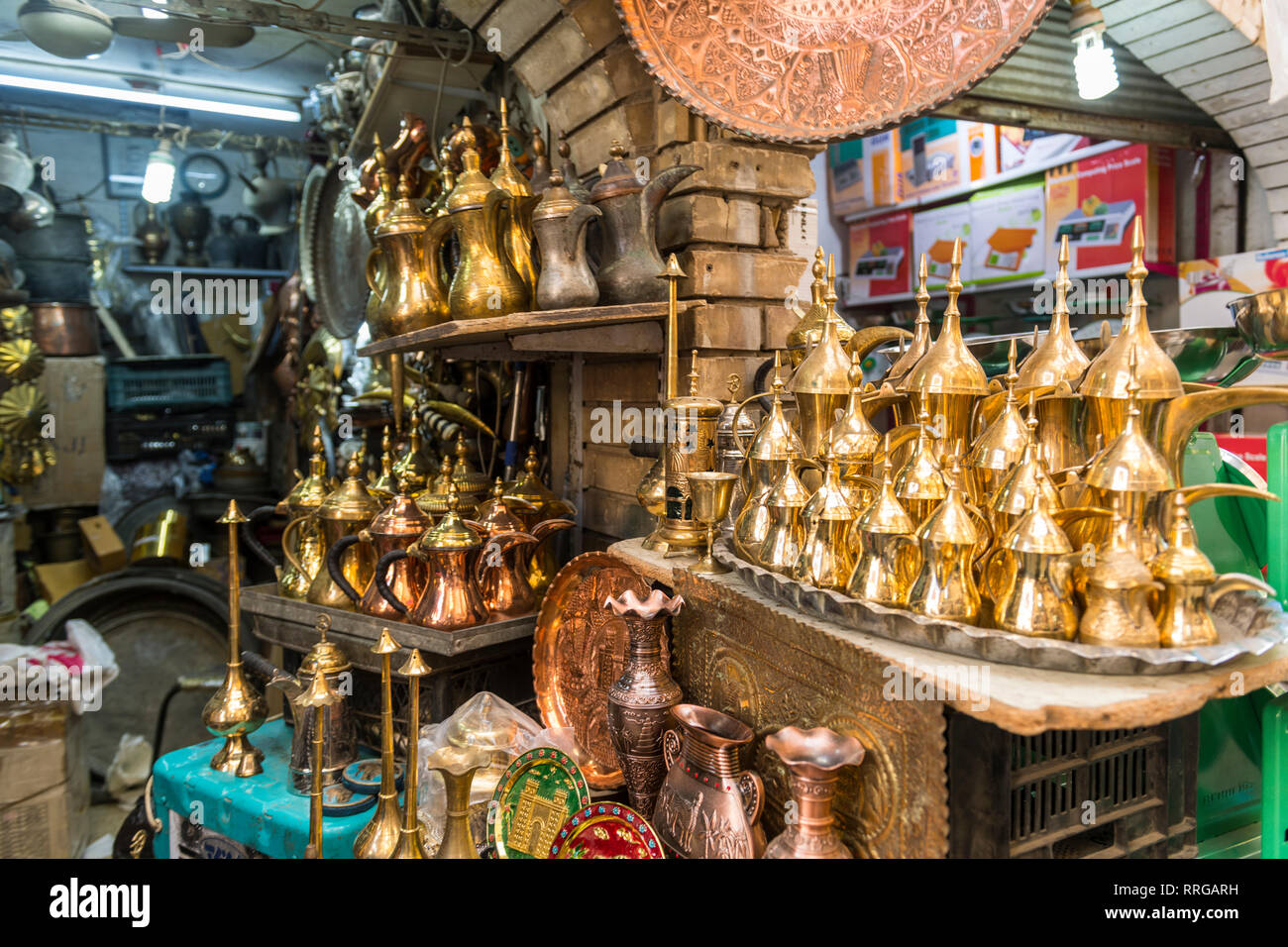 Pentole in rame per la vendita, rame bazaar, Baghdad, Iraq, Medio Oriente Foto Stock