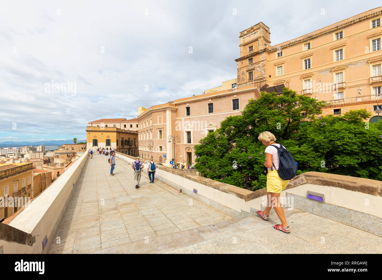 I turisti passeggiate sulle antiche mura di Cagliari, della provincia di Cagliari, Sardegna, Italia, Mediterraneo, Europa Foto Stock