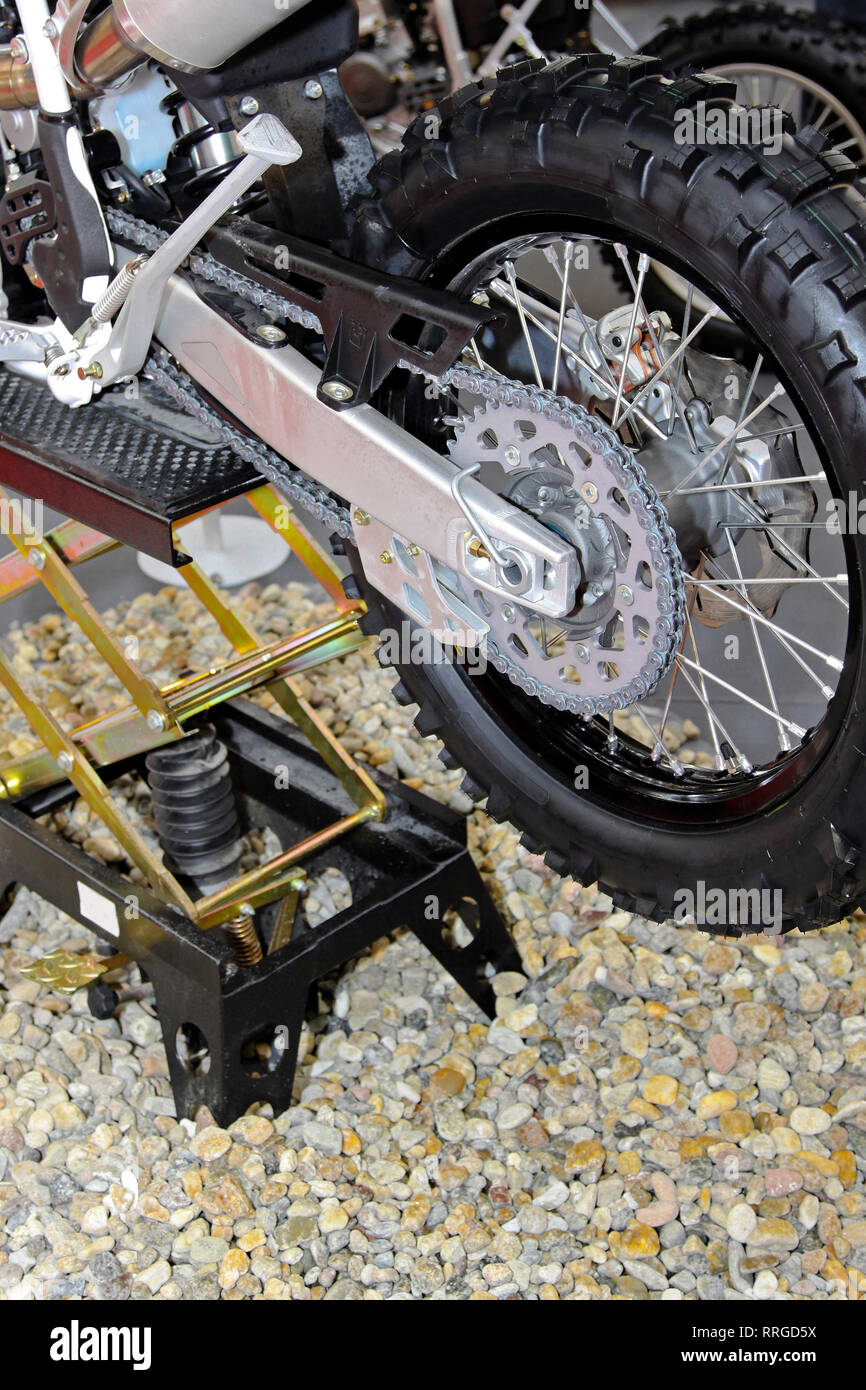 Moto Enduro a sollevare in garage a preparare per il racing Foto Stock