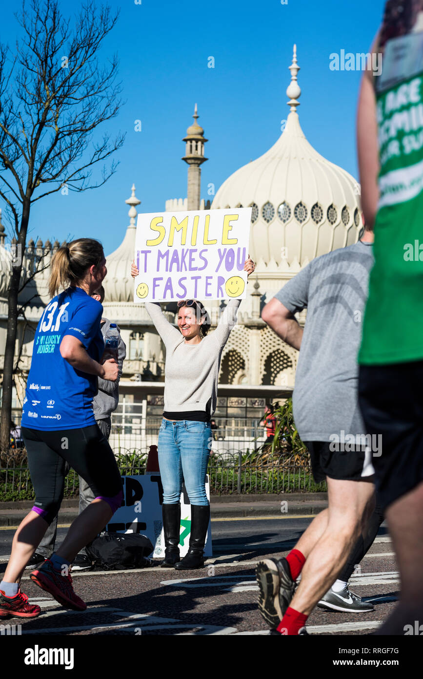 Brighton, East Sussex. Il 24 febbraio 2019. Brighton Mezza Maratona. I corridori partecipano in Grand Brighton mezza maratona, in una giornata di sole su Engl Foto Stock