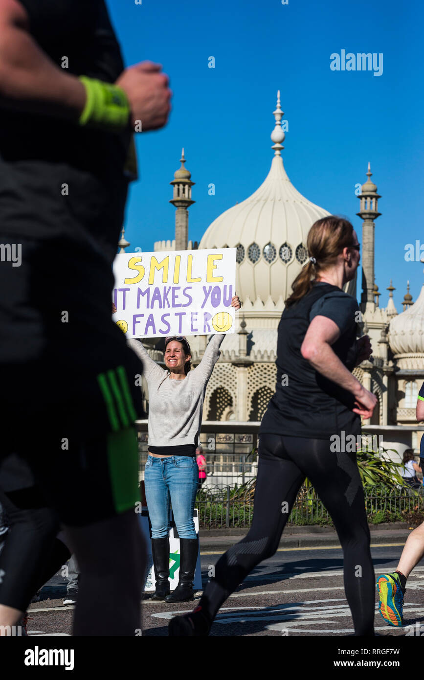 Brighton, East Sussex. Il 24 febbraio 2019. Brighton Mezza Maratona. I corridori partecipano in Grand Brighton mezza maratona, in una giornata di sole su Engl Foto Stock