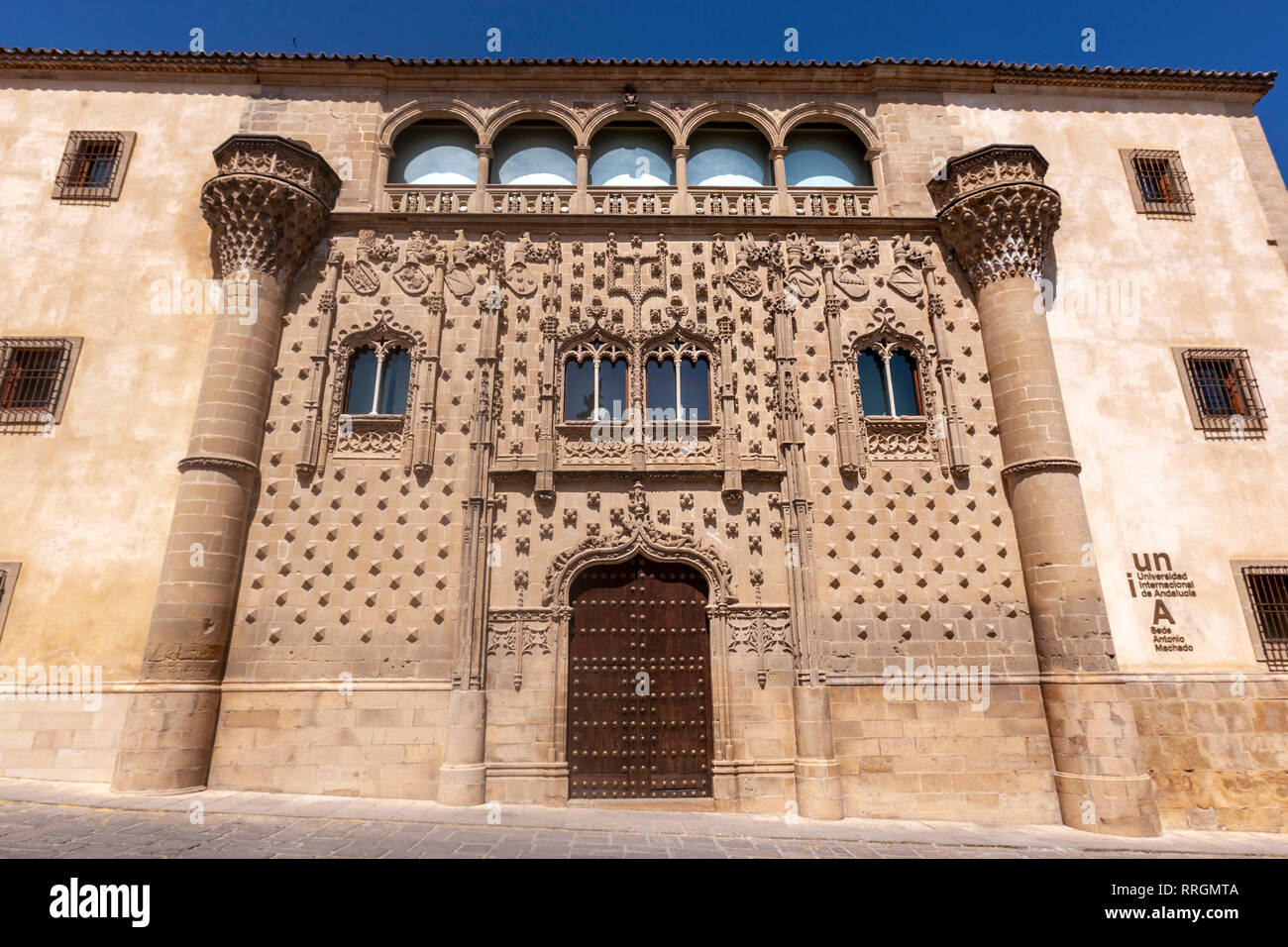 Palazzo Jabalquinto (Palacio de Jabalquinto), gotico entrata fiancheggiata da due pilastri cilindrici, Baeza, Provincia di Jaen, Andalusia, Spagna Foto Stock