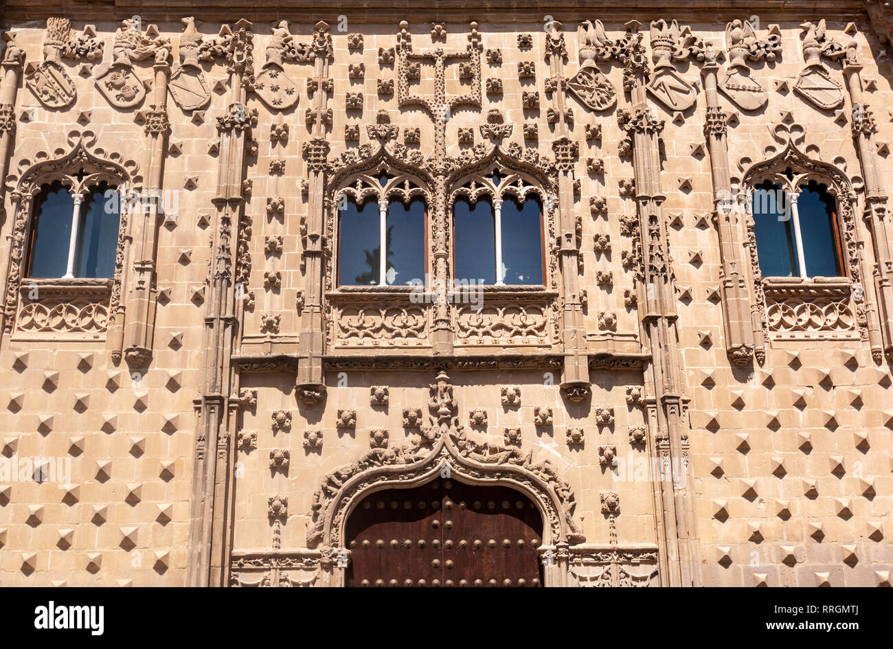 Palazzo Jabalquinto (Palacio de Jabalquinto), gotico entrata fiancheggiata da due pilastri cilindrici, Baeza, Provincia di Jaen, Andalusia, Spagna Foto Stock