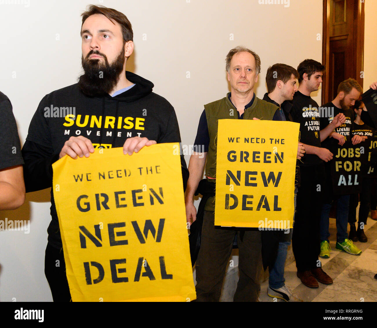 I manifestanti visto holding cartelloni presso l' ufficio di U.S. Il senatore Mitch McConnell (R-KY) durante la dimostrazione. Il movimento di Sunrise ha organizzato una manifestazione di protesta a pressione il senatore per sostenere il New Deal Verde e a non mettere "olio e donatori di gas al di sopra delle nostre generazioni" la sopravvivenza" (citazione dal movimento di sunrise website) presso il Senato di Russell Edificio per uffici a Washington, DC. Foto Stock