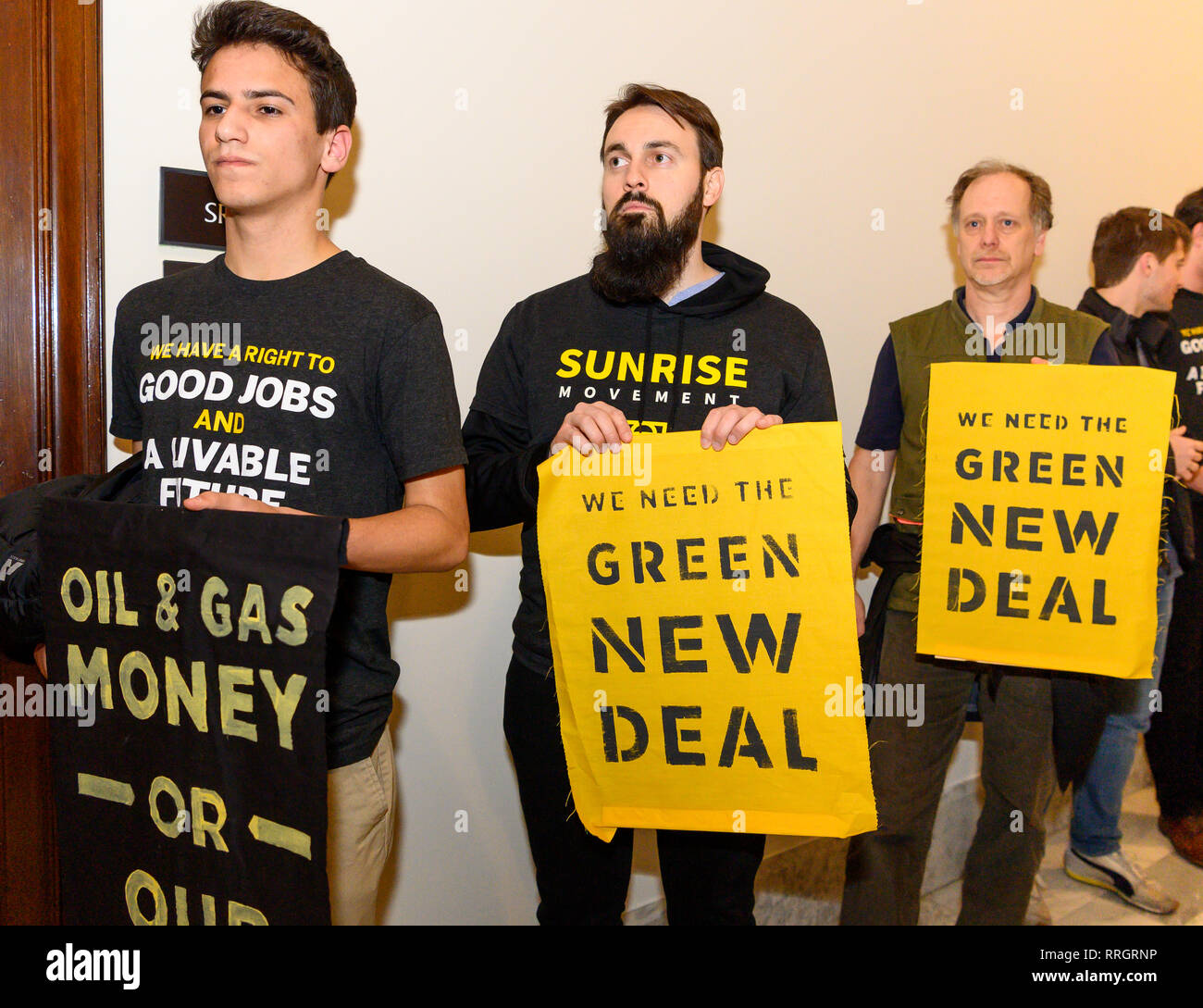 I manifestanti visto holding cartelloni presso l' ufficio di U.S. Il senatore Mitch McConnell (R-KY) durante la dimostrazione. Il movimento di Sunrise ha organizzato una manifestazione di protesta a pressione il senatore per sostenere il New Deal Verde e a non mettere "olio e donatori di gas al di sopra delle nostre generazioni" la sopravvivenza" (citazione dal movimento di sunrise website) presso il Senato di Russell Edificio per uffici a Washington, DC. Foto Stock