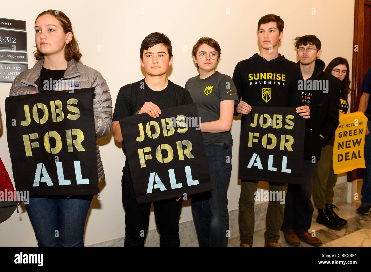 I manifestanti visto holding cartelloni presso l' ufficio di U.S. Il senatore Mitch McConnell (R-KY) durante la dimostrazione. Il movimento di Sunrise ha organizzato una manifestazione di protesta a pressione il senatore per sostenere il New Deal Verde e a non mettere "olio e donatori di gas al di sopra delle nostre generazioni" la sopravvivenza" (citazione dal movimento di sunrise website) presso il Senato di Russell Edificio per uffici a Washington, DC. Foto Stock