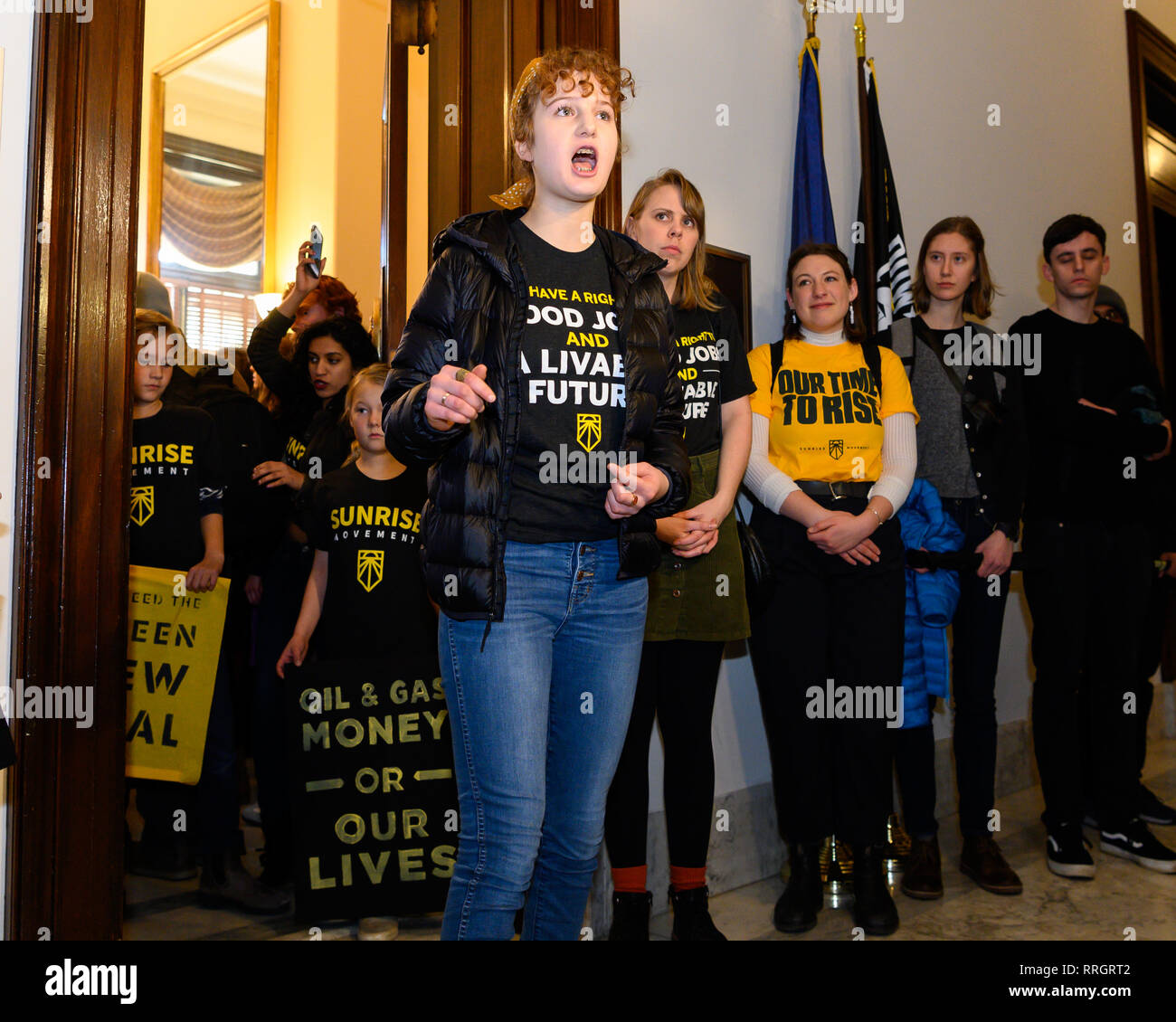 Un manifestante visto grida presso l' ufficio di U.S. Il senatore Mitch McConnell (R-KY) durante la dimostrazione. Il movimento di Sunrise ha organizzato una manifestazione di protesta a pressione il senatore per sostenere il New Deal Verde e a non mettere "olio e donatori di gas al di sopra delle nostre generazioni" la sopravvivenza" (citazione dal movimento di sunrise website) presso il Senato di Russell Edificio per uffici a Washington, DC. Foto Stock