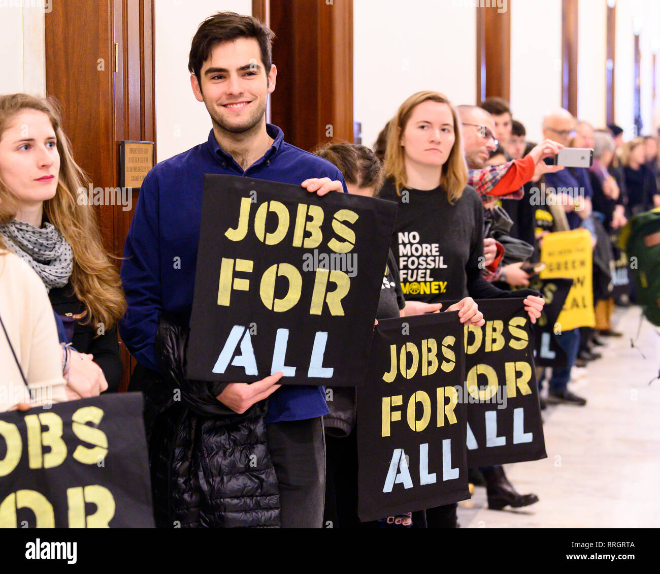 I manifestanti visto holding cartelloni presso l' ufficio di U.S. Il senatore Mitch McConnell (R-KY) durante la dimostrazione. Il movimento di Sunrise ha organizzato una manifestazione di protesta a pressione il senatore per sostenere il New Deal Verde e a non mettere "olio e donatori di gas al di sopra delle nostre generazioni" la sopravvivenza" (citazione dal movimento di sunrise website) presso il Senato di Russell Edificio per uffici a Washington, DC. Foto Stock
