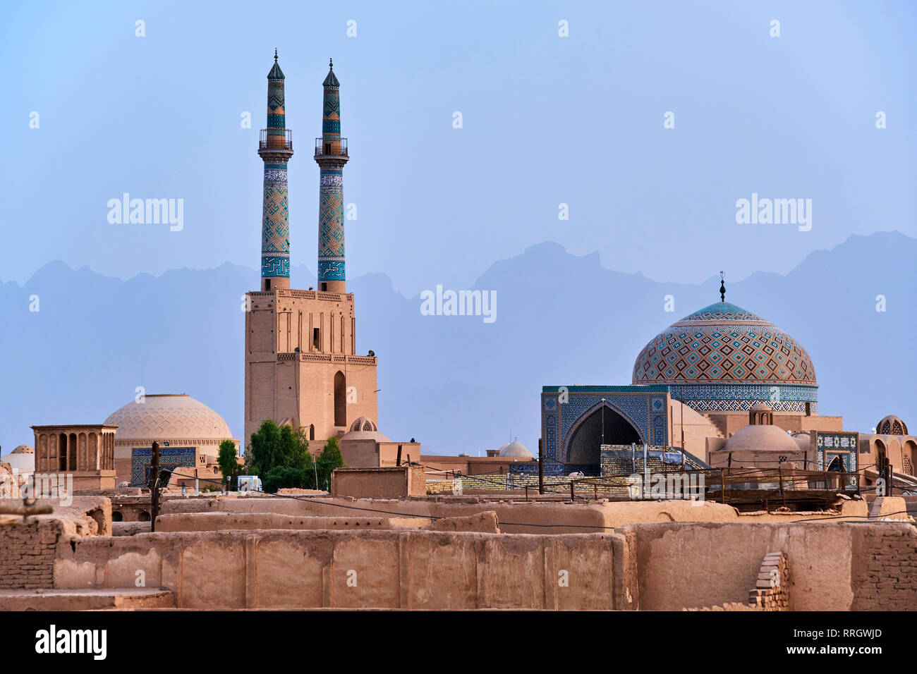 Moschea del Venerdì, vista generale, con badgirs (torri del vento), Yazd, Yazd Provincia, Iran, Medio Oriente Foto Stock