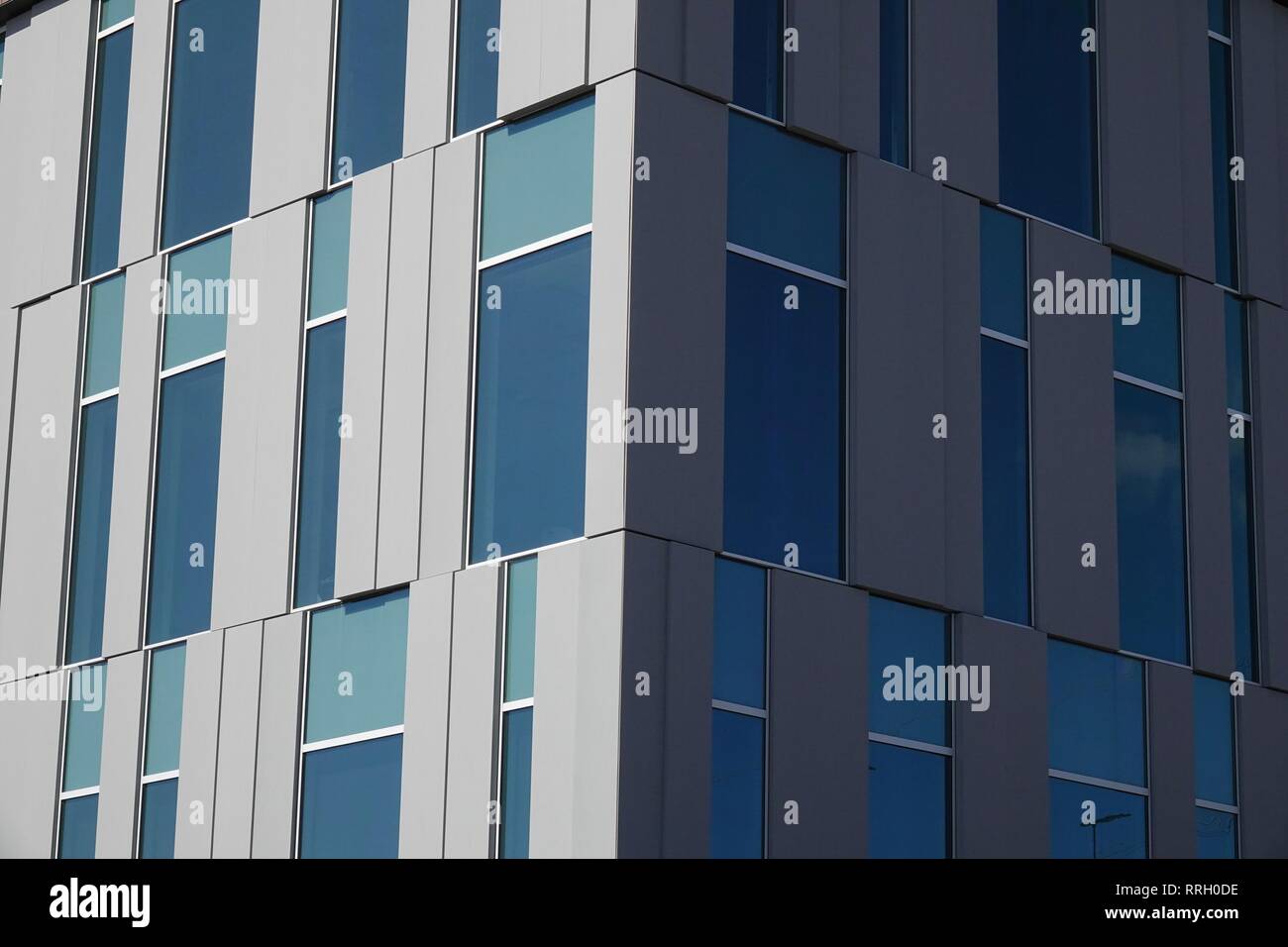 Due lati di un edificio e una parte è colpita dal sole, mentre l'altro lato è in ombra. Foto Stock