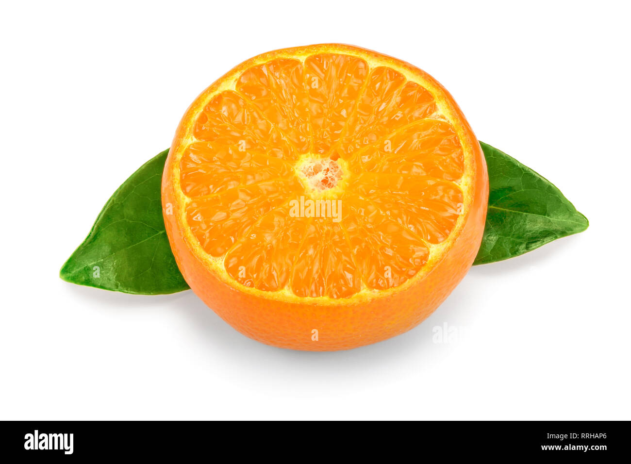 Il mandarino o mandarino frutti con foglie isolati su sfondo bianco Foto Stock