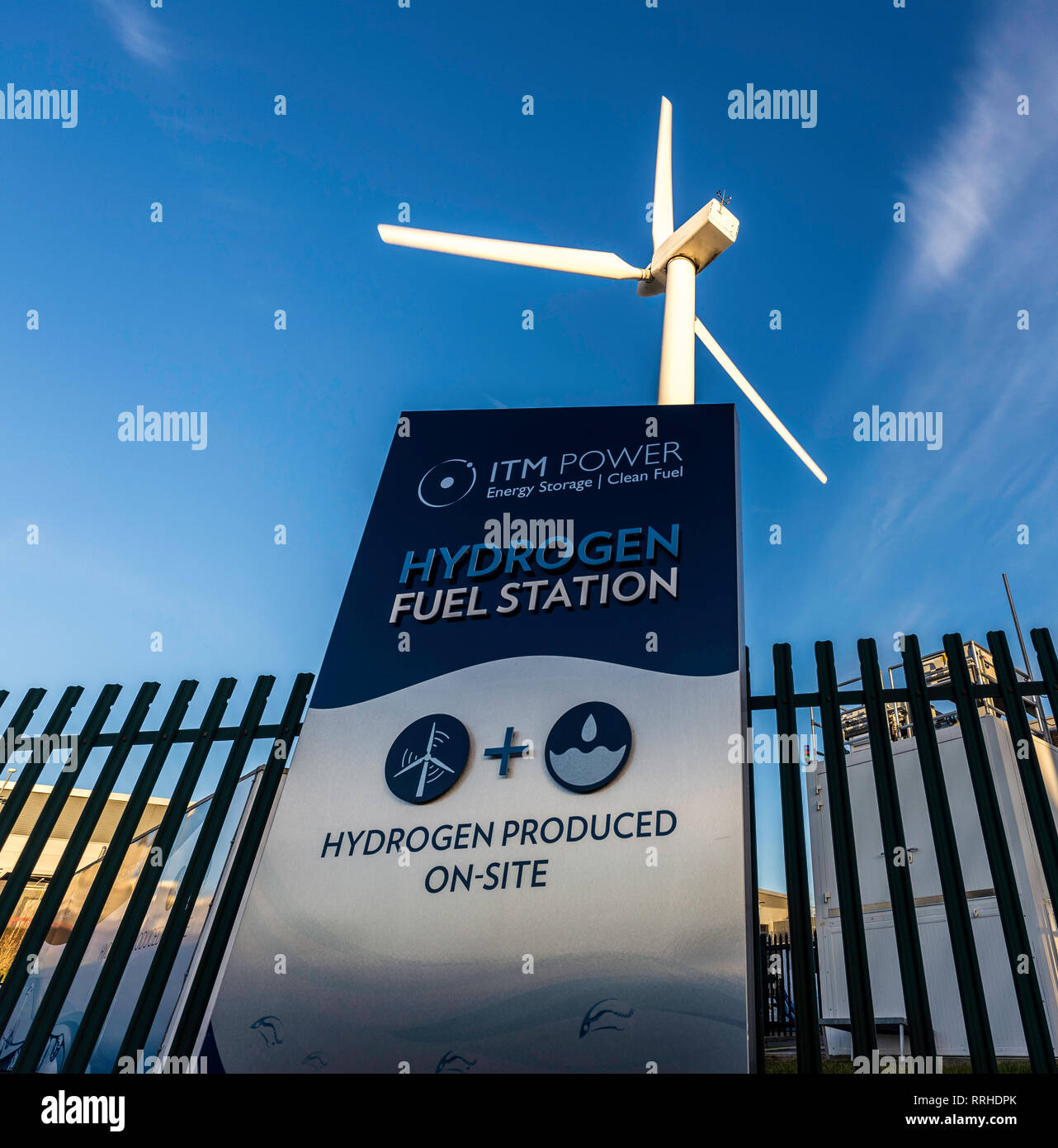 Combustibile di idrogeno in stazione. Il gas idrogeno generato in situ usando acqua e vento in eccesso di energia elettrica attraverso elettrolizzatori costruiti da ITM Power, Sheffield Foto Stock