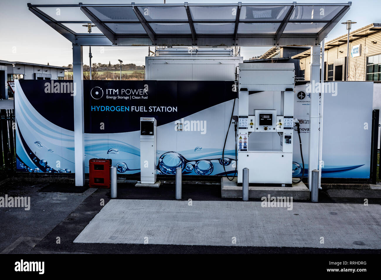 Combustibile di idrogeno in stazione. Il gas idrogeno generato in situ usando acqua e vento in eccesso di energia elettrica attraverso elettrolizzatori costruiti da ITM Power, Sheffield Foto Stock