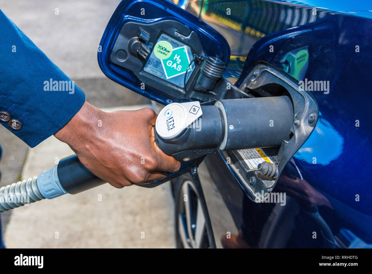 Stretta di mano per il rifornimento di un auto a idrogeno Foto Stock