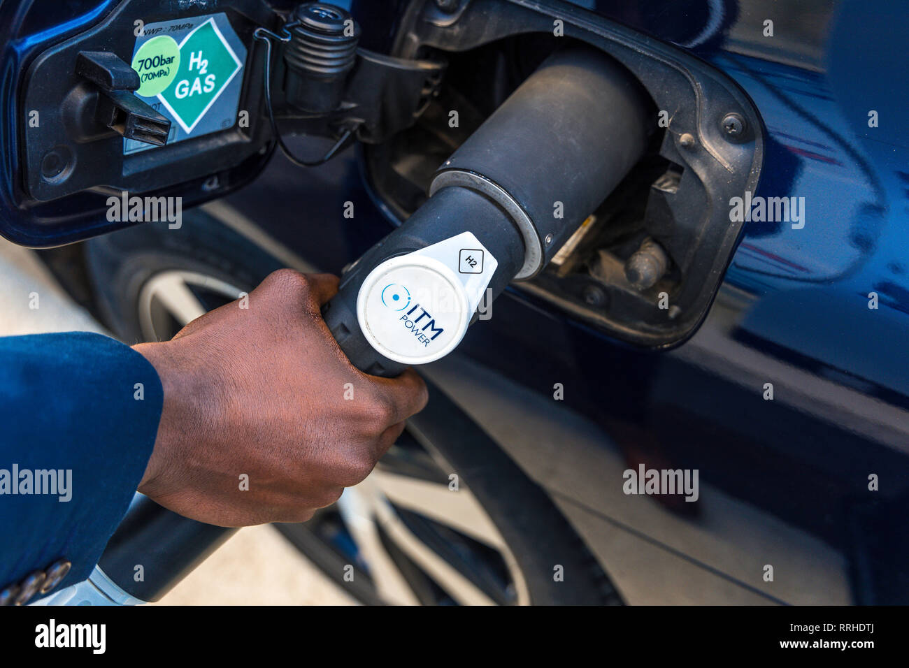 Stretta di mano per il rifornimento di un auto a idrogeno Foto Stock