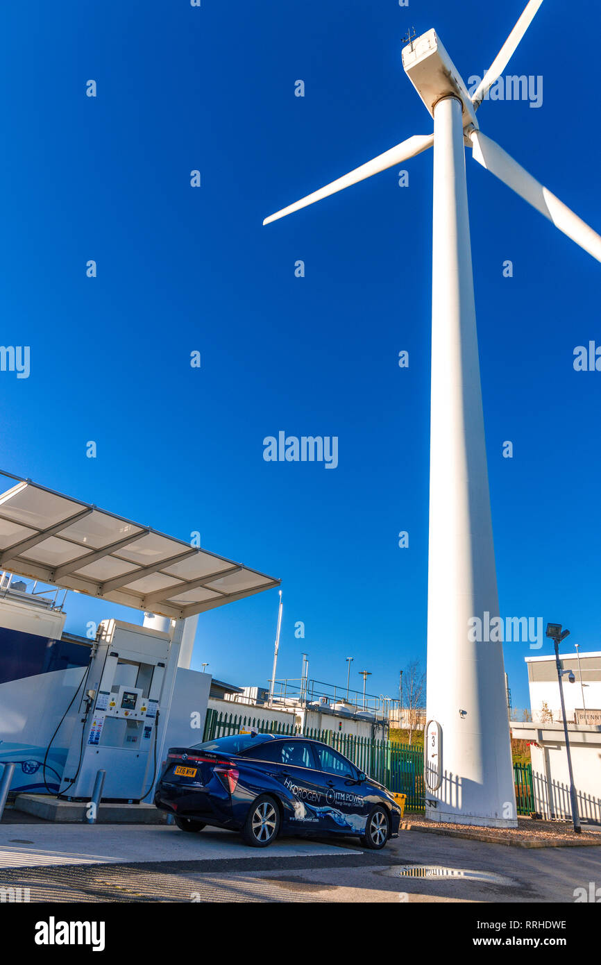 Rifornimento di idrogeno con stazione di auto a idrogeno con idrogeno generato utilizzando eccedenza di energia rinnovabile e di acqua usando un elettrolizzatore di potenza Foto Stock