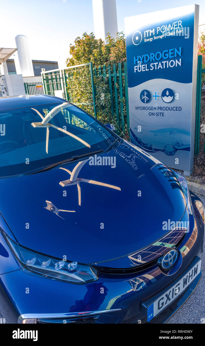 Auto alimentata a idrogeno presso la ITM Power Wind Hydrogen Station Sheffield UK con riflessi aerogeneratori Foto Stock