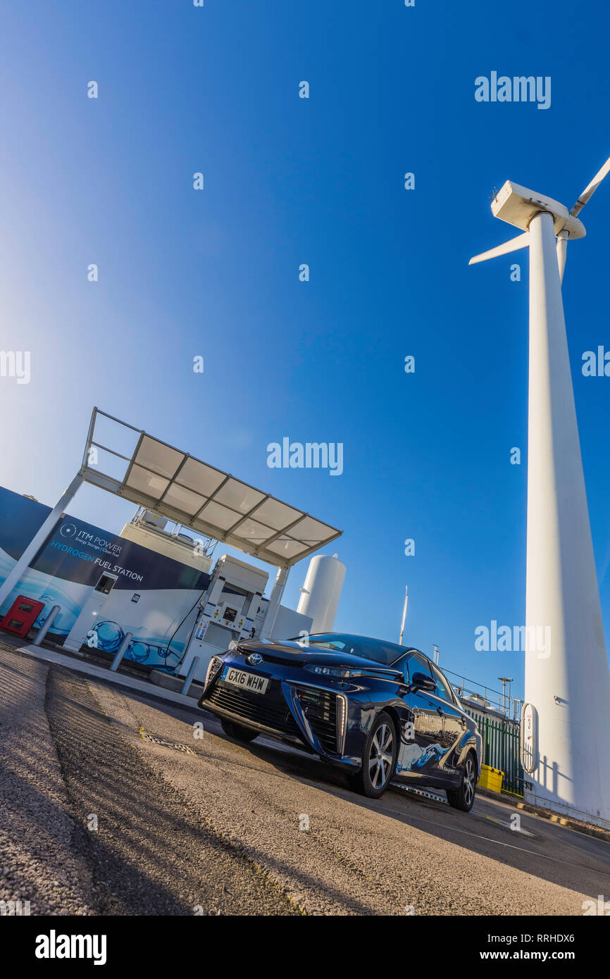 Il gas idrogeno generato in situ usando acqua e vento in eccesso di energia elettrica attraverso elettrolizzatori il rifornimento di una cella a combustibile idrogeno Foto Stock