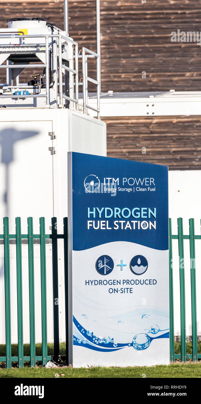 Il gas idrogeno generato in situ usando acqua e vento in eccesso di energia elettrica attraverso elettrolizzatori costruiti da ITM Power, Sheffield, Regno Unito. Foto Stock