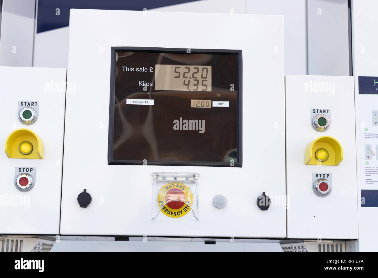 Rifornimento di idrogeno pompa che mostra il prezzo e le quantità di idrogeno gas per il rifornimento di Idrogeno veicolo. Rifornimento rapido con idrogeno richiede tre minuti Foto Stock