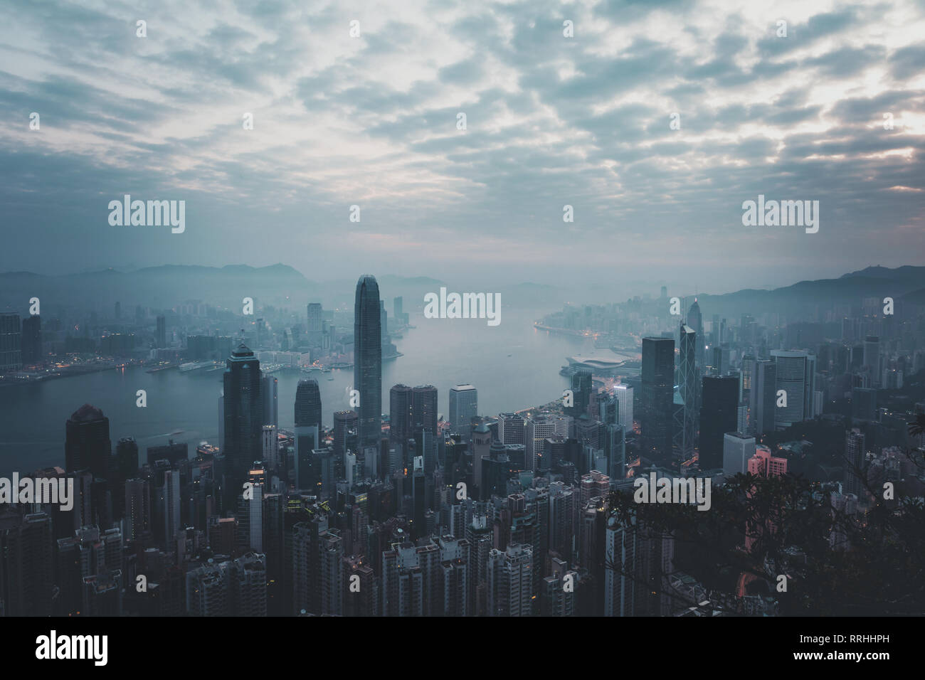 Foschia mattutina in vista della città di Hong Kong. vista dal Victoria Peak Foto Stock
